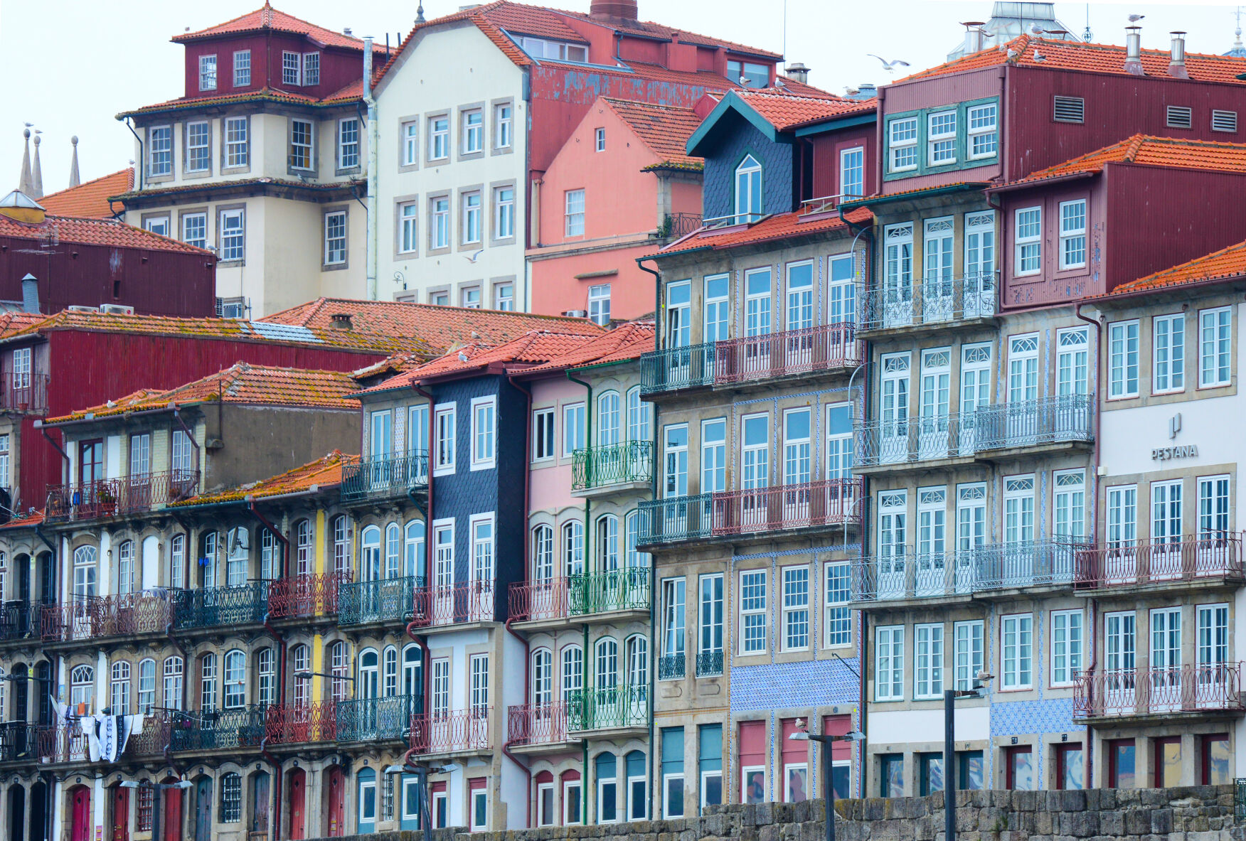 photo_ft_news_sunny_Portugal river front 090821.jpg